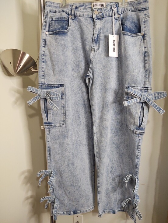 Disclosure Denim - Disclosure Light Wash Cargo Jeans with Side Bow Details 20W